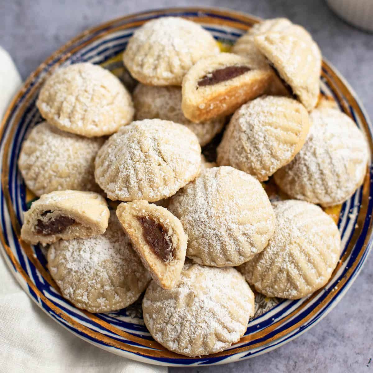 Date maamoul cookies on a plate.